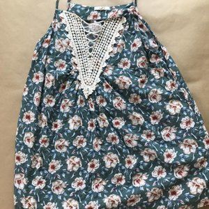 Easel Top crochet trim